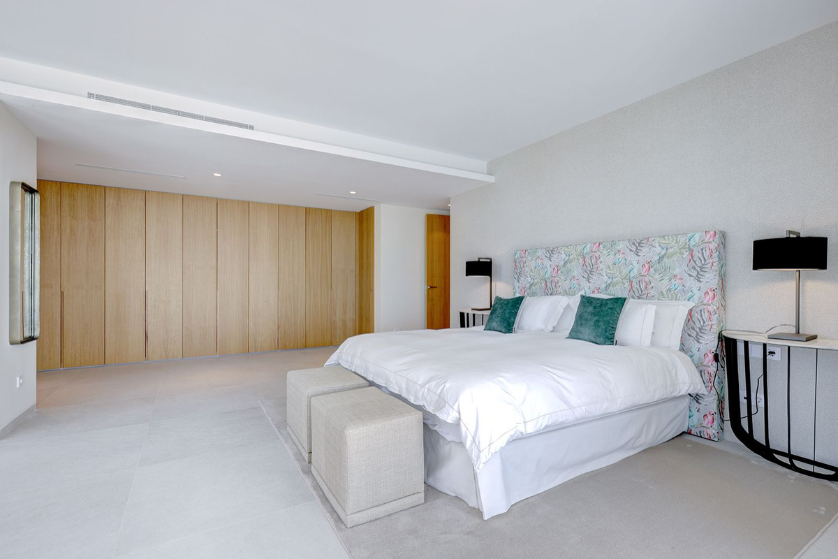 5 Bed Apartment for sale in La Quinta Costa Del Sol, Málaga, Spain