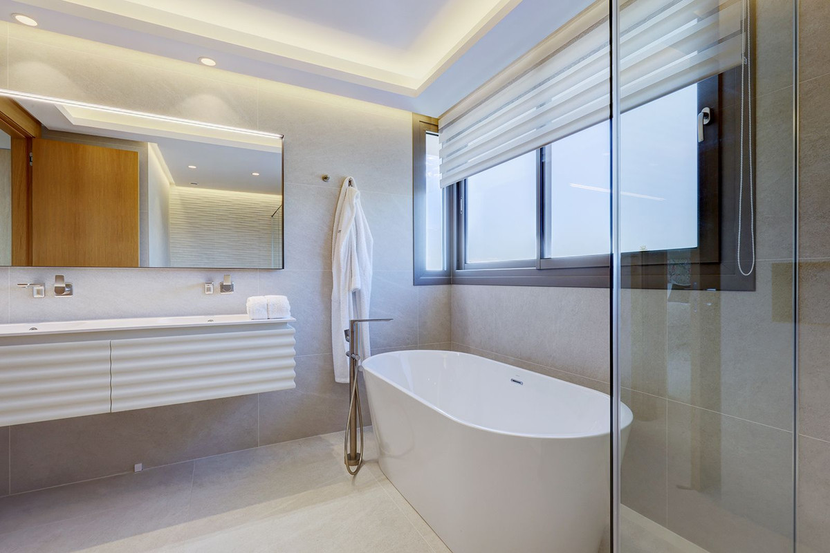 5 Bed Apartment for sale in La Quinta Costa Del Sol, Málaga, Spain