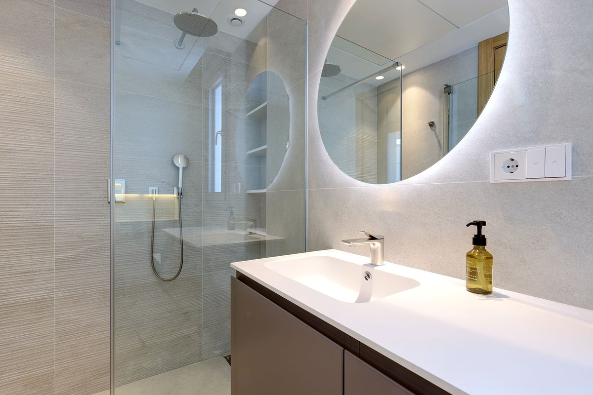 5 Bed Apartment for sale in La Quinta Costa Del Sol, Málaga, Spain