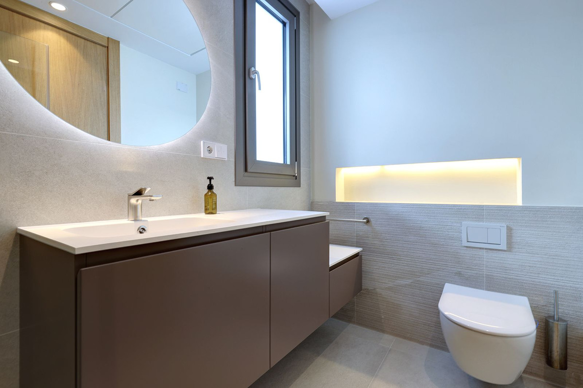 5 Bed Apartment for sale in La Quinta Costa Del Sol, Málaga, Spain