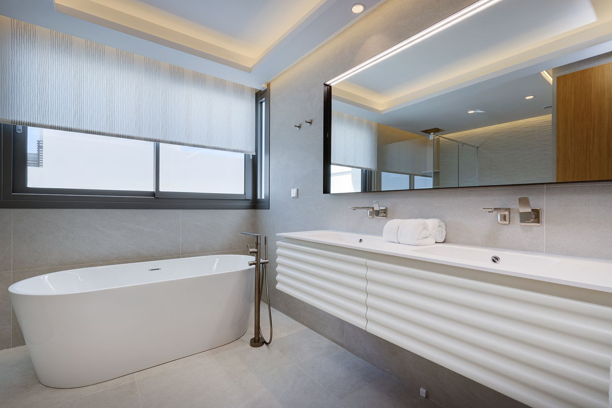 5 Bed Apartment for sale in La Quinta Costa Del Sol, Málaga, Spain