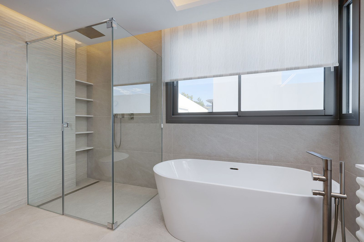 5 Bed Apartment for sale in La Quinta Costa Del Sol, Málaga, Spain