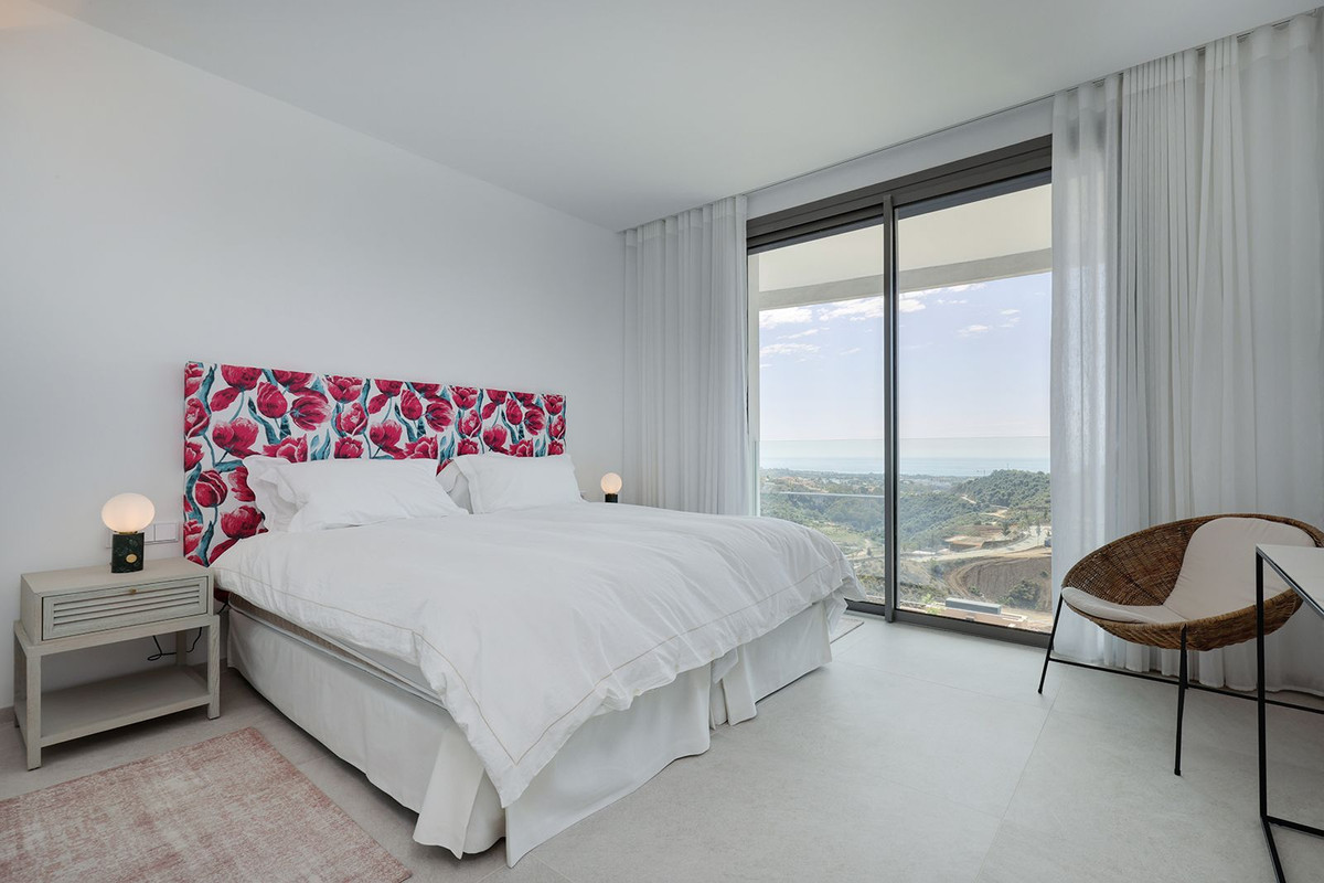 5 Bed Apartment for sale in La Quinta Costa Del Sol, Málaga, Spain