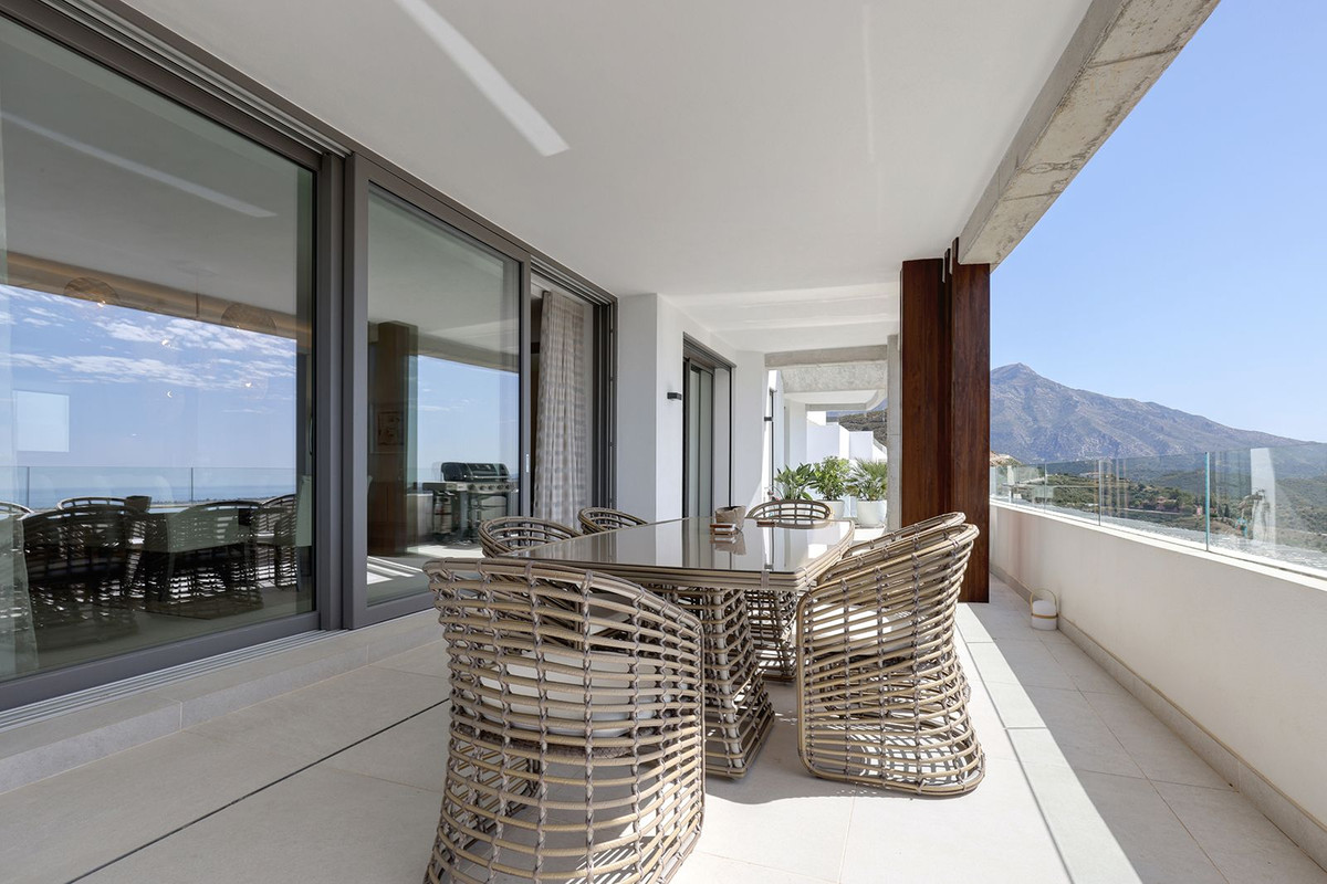 5 Bed Apartment for sale in La Quinta Costa Del Sol, Málaga, Spain