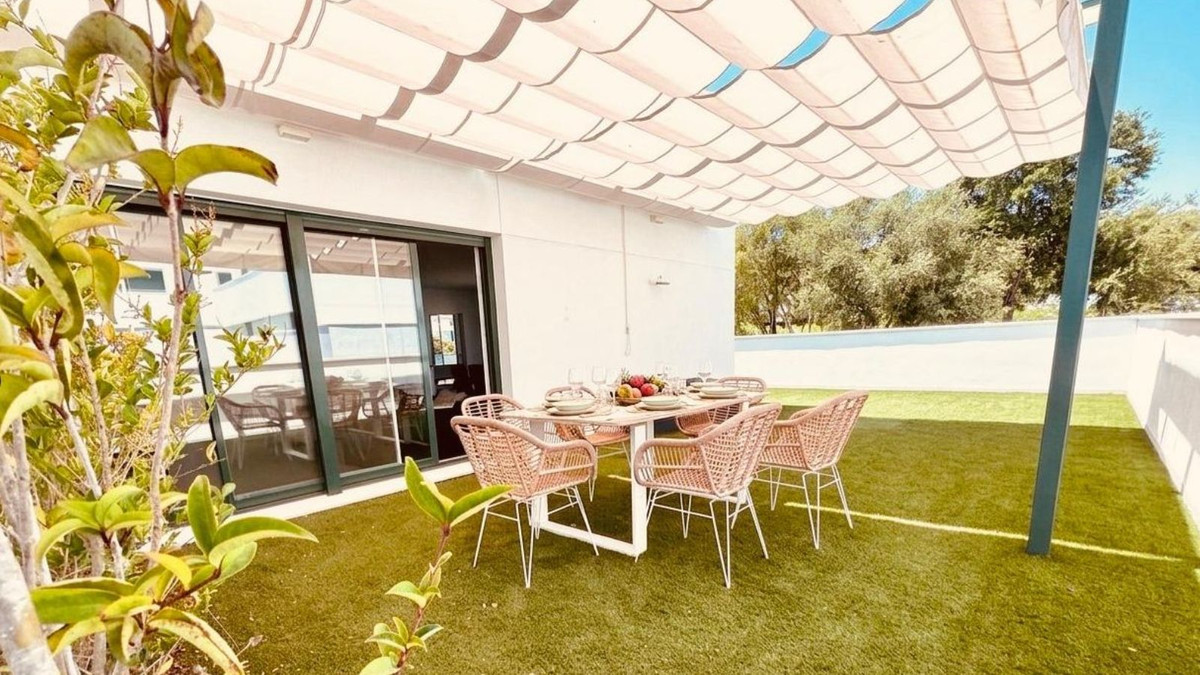 Se vende Apartamento Planta Media de 5 dormitorios en Costa Del Sol, Cadiz, España