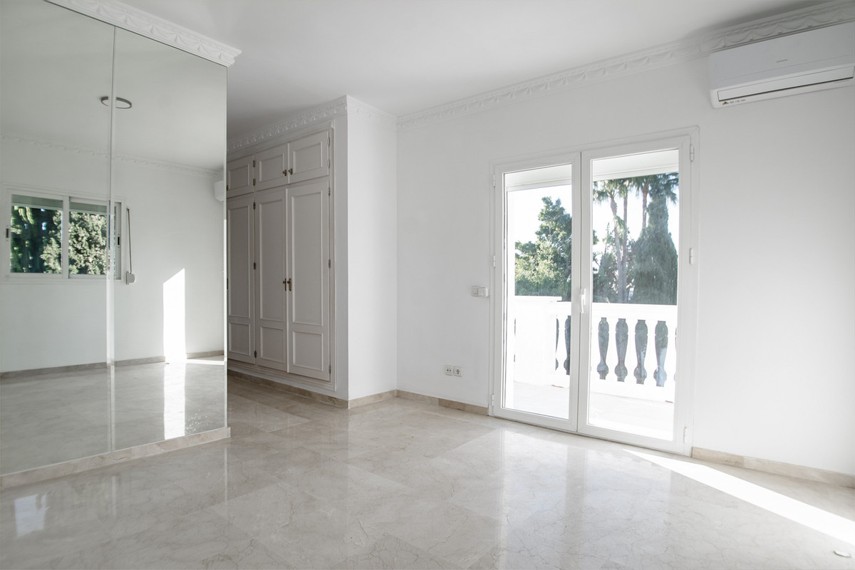 4 Bed Townhouse for sale in Nueva Andalucía Costa Del Sol, Málaga, Spain