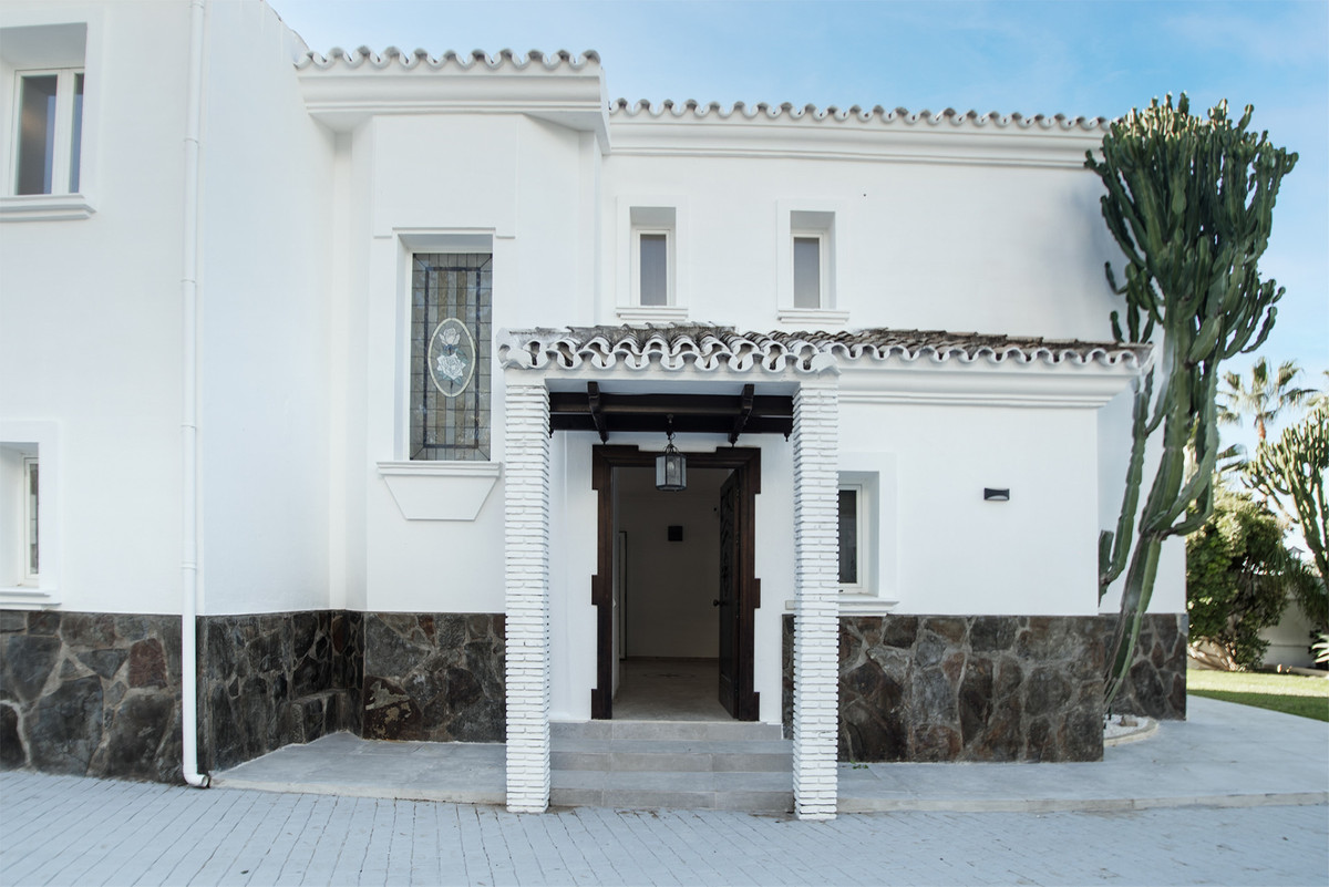 4 Bed Townhouse for sale in Nueva Andalucía Costa Del Sol, Málaga, Spain