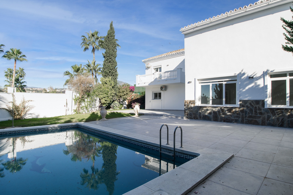 4 Bed Townhouse for sale in Nueva Andalucía Costa Del Sol, Málaga, Spain