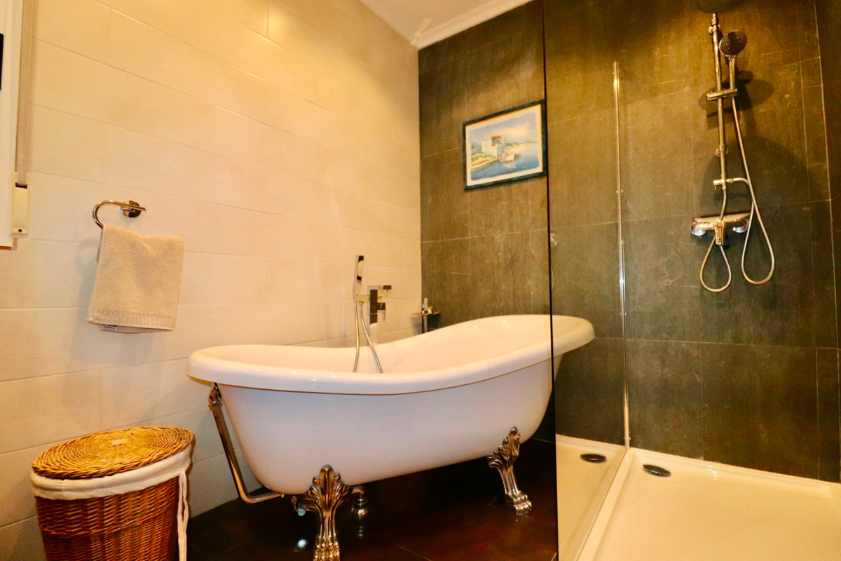 Se vende Villa - Chalet de 4 dormitorios en Costa Blanca, Alicante, España