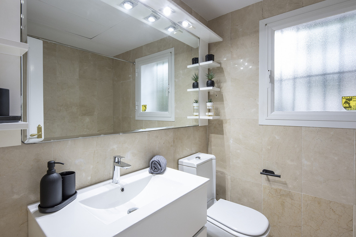 Se vende Apartamento Planta Media de 2 dormitorios en Costa Del Sol, Málaga, España