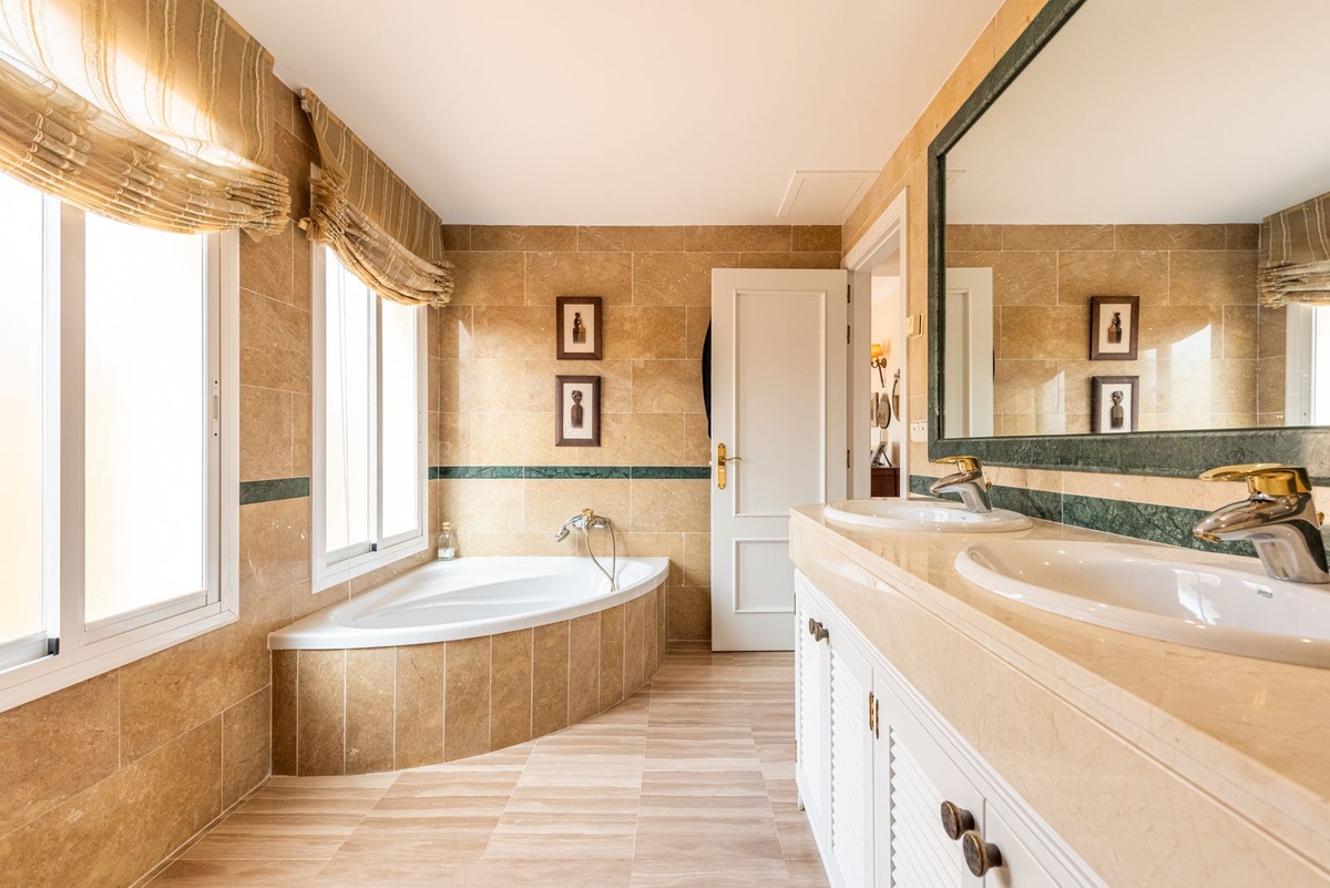 4 Bed Apartment for sale in Elviria Costa Del Sol, Málaga, Spain