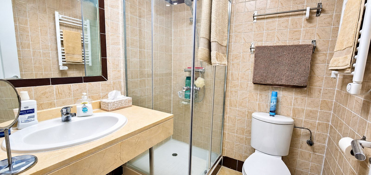Se vende Apartamento Planta Media de 2 dormitorios en Costa Del Sol, Málaga, España
