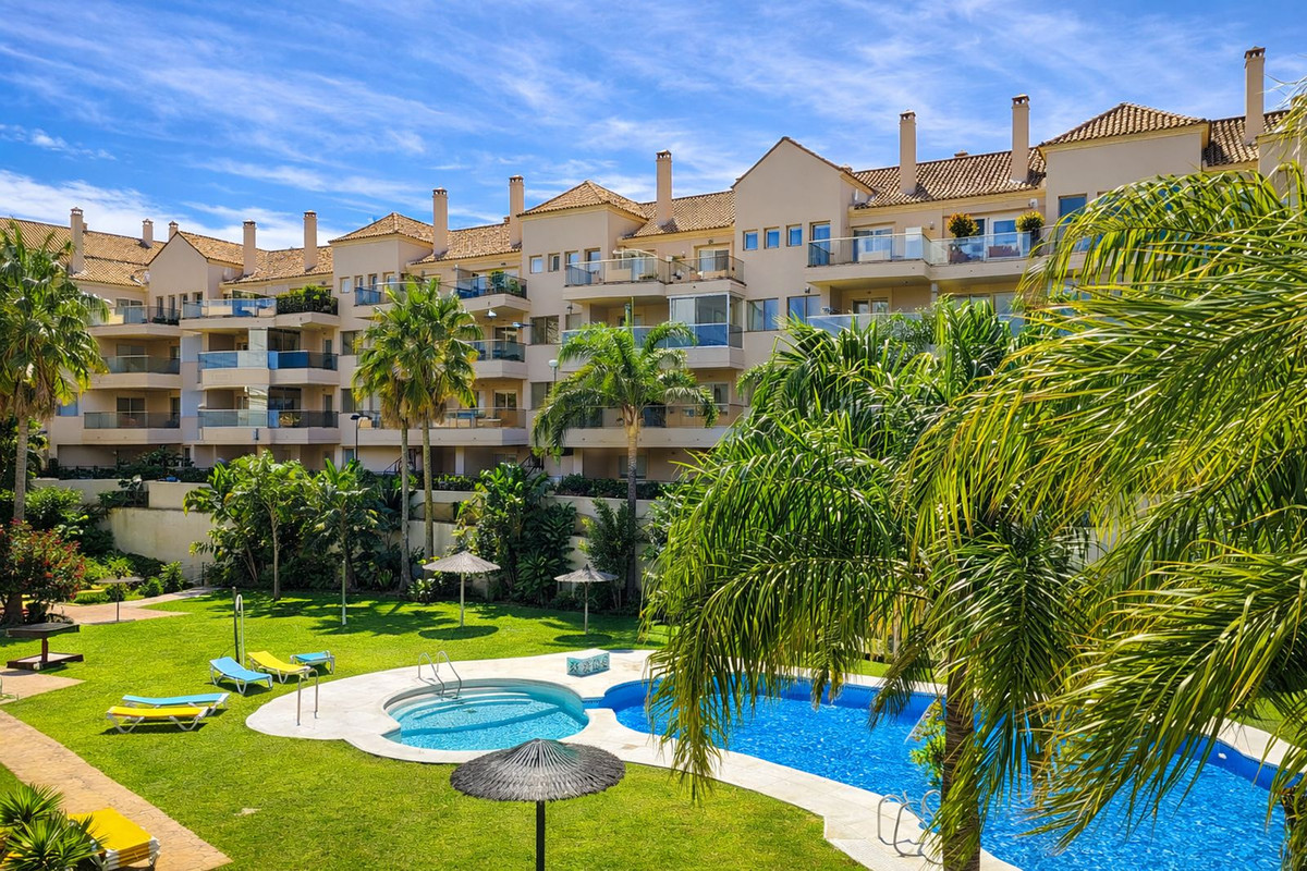 Se vende Apartamento Planta Media de 2 dormitorios en Costa Del Sol, Málaga, España