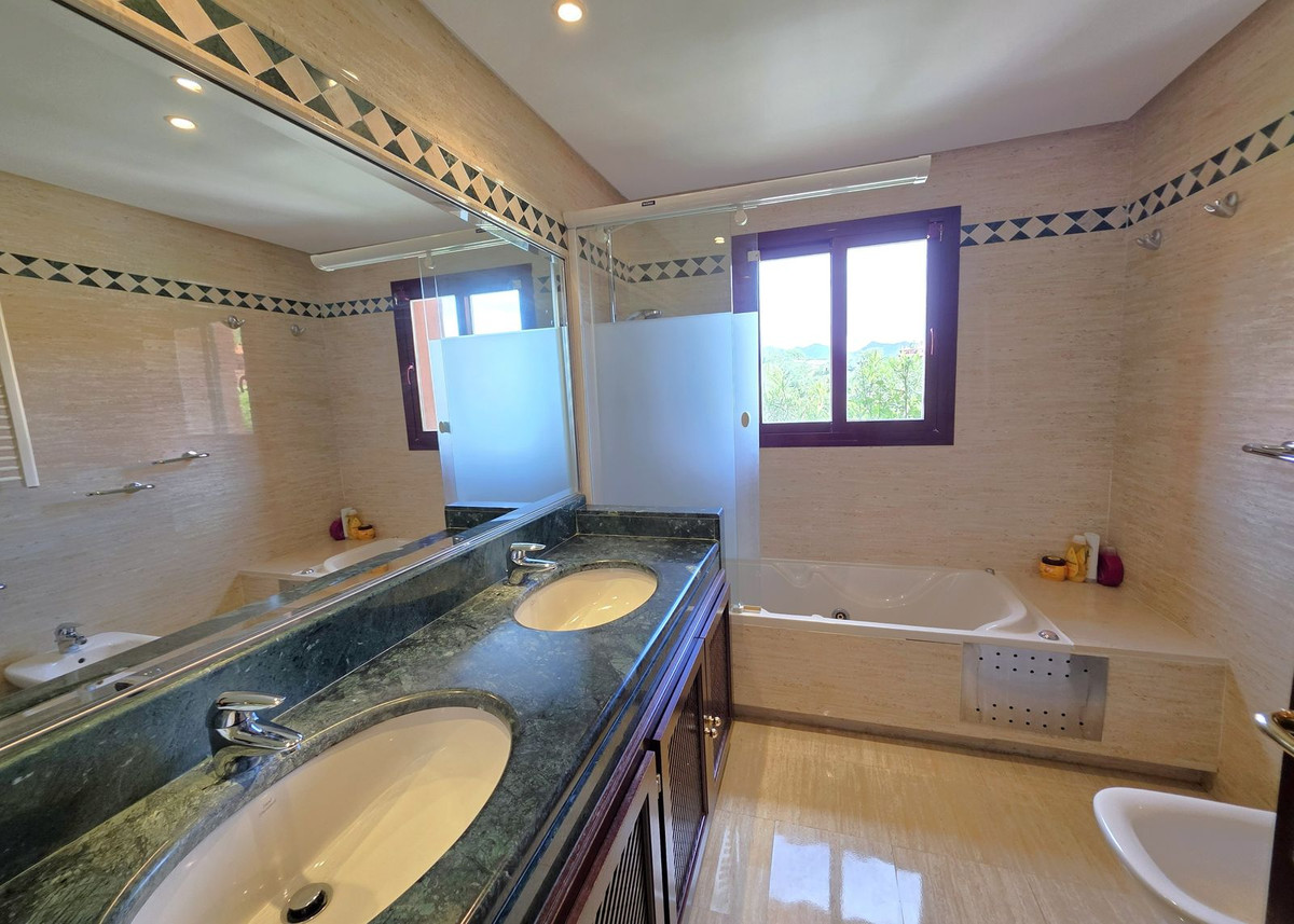 3 Bed Apartment for sale in La Mairena Costa Del Sol, Málaga, Spain