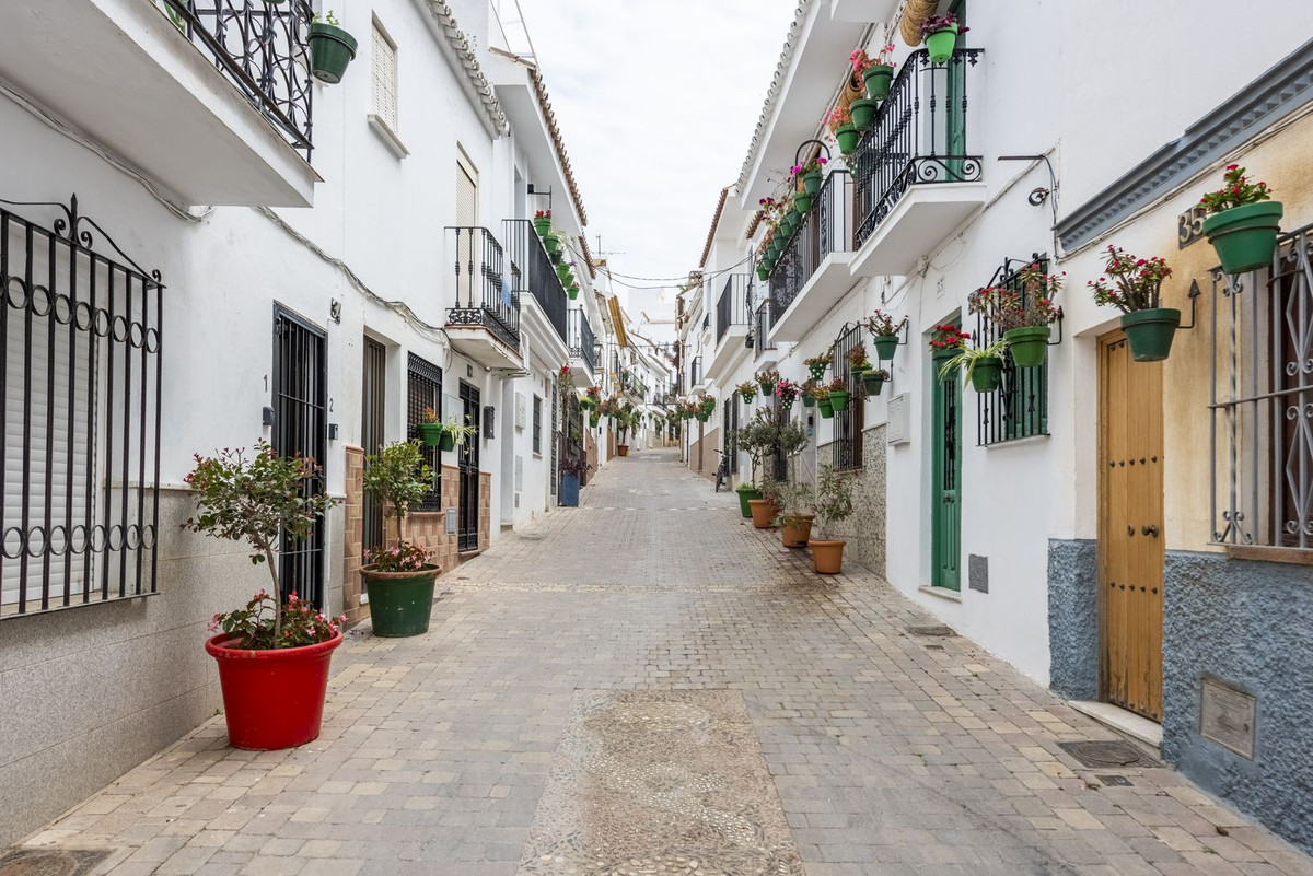 4 Bed Apartment for sale in Estepona Costa Del Sol, Málaga, Spain