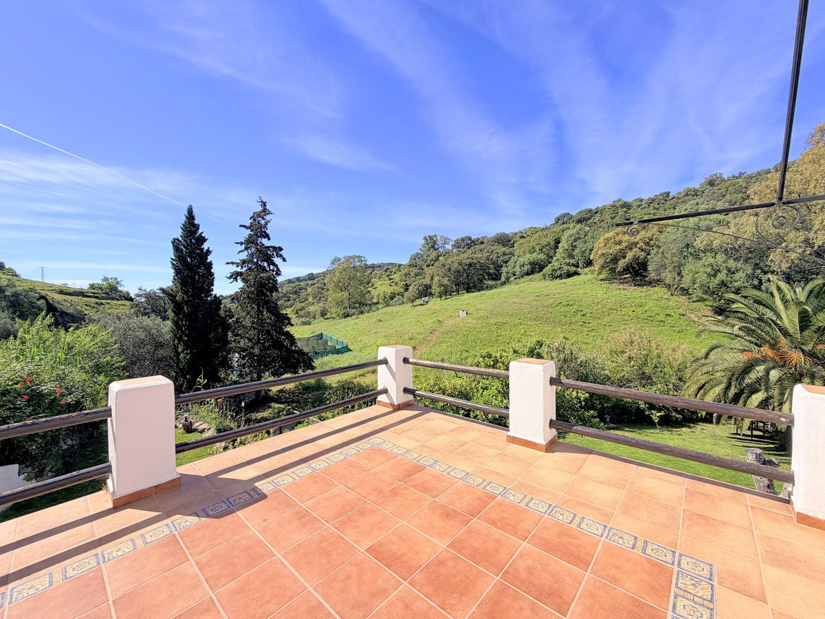 4 Bed Townhouse for sale in Casares Costa Del Sol, Málaga, Spain