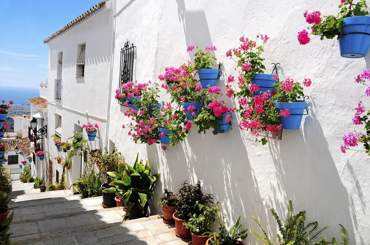 4 Bed Townhouse for sale in Casares Costa Del Sol, Málaga, Spain