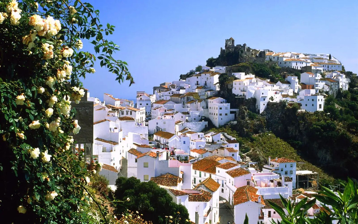 4 Bed Townhouse for sale in Casares Costa Del Sol, Málaga, Spain