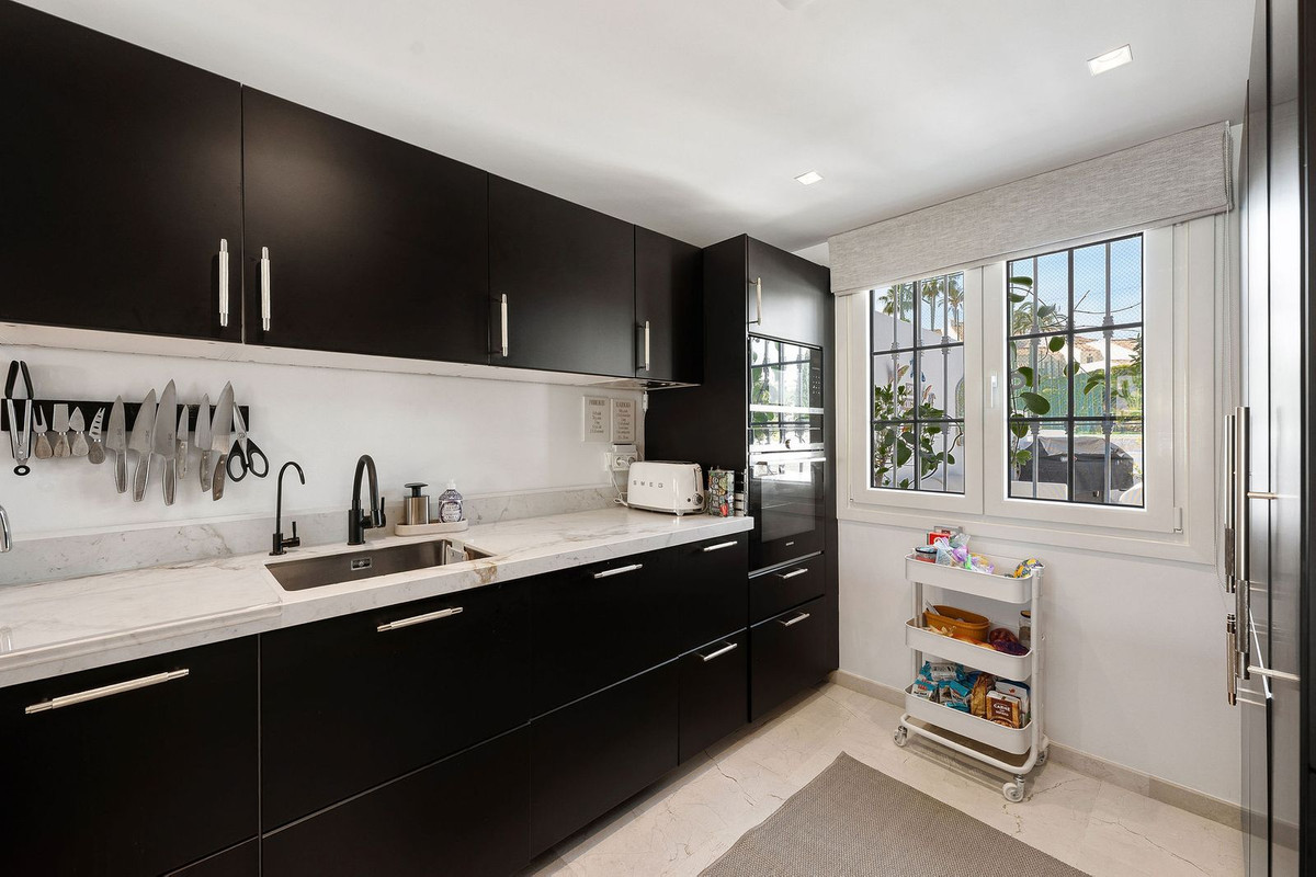 4 Bed Townhouse for sale in Nueva Andalucía Costa Del Sol, Málaga, Spain