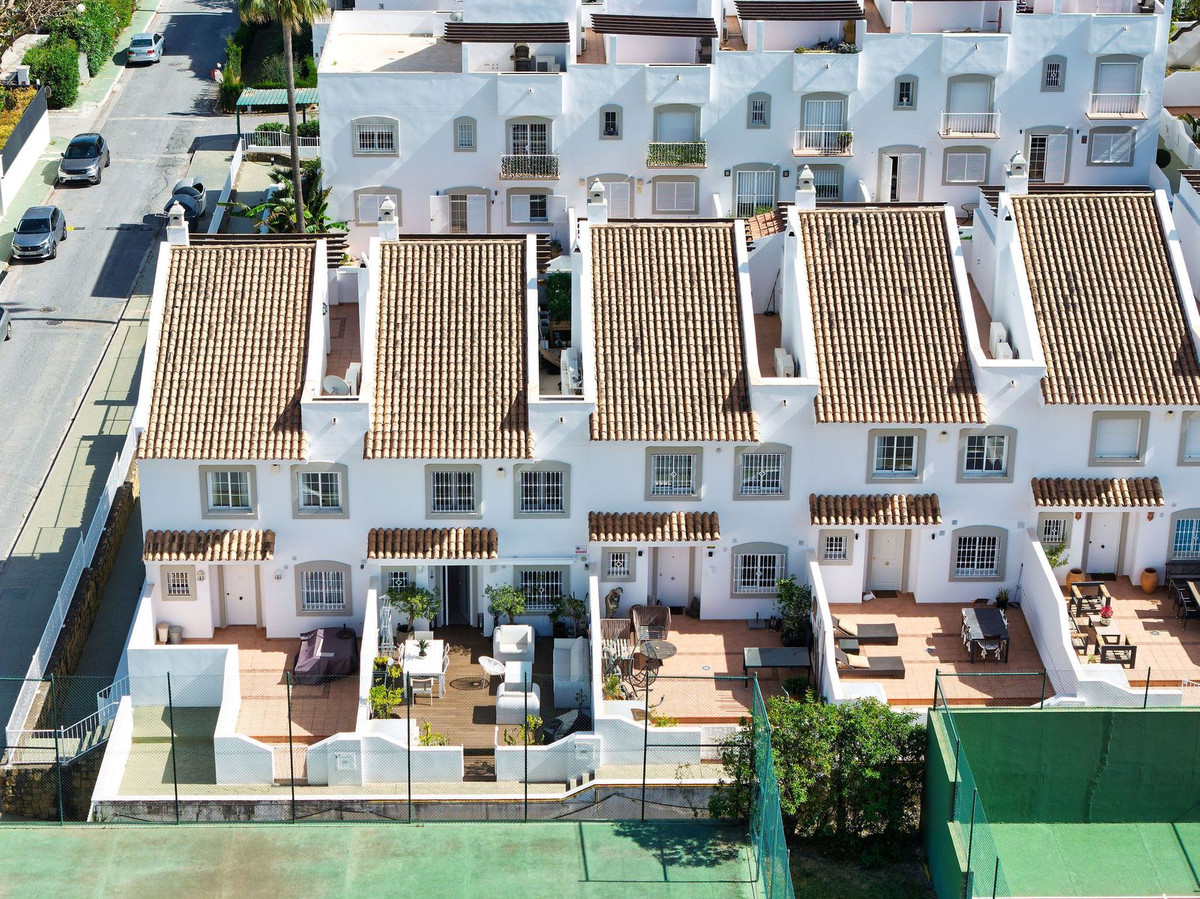 4 Bed Townhouse for sale in Nueva Andalucía Costa Del Sol, Málaga, Spain