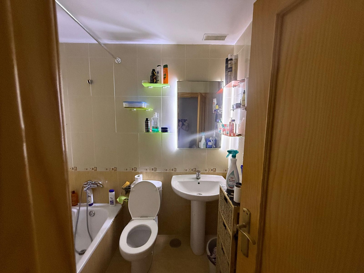 Se vende Apartamento Planta Media de 2 dormitorios en Costa Del Sol, Málaga, España