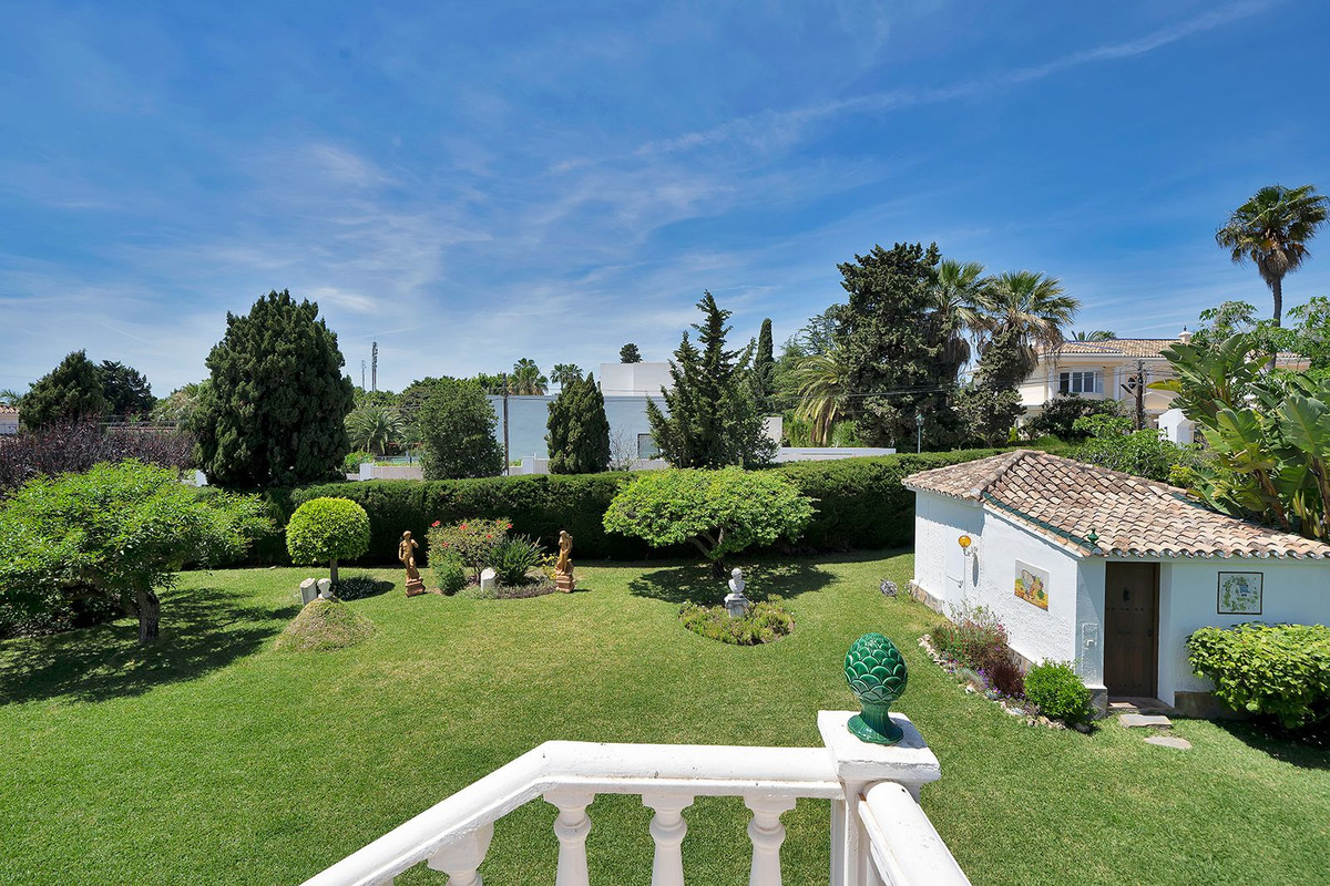 4 Bed Townhouse for sale in El Paraiso Costa Del Sol, Málaga, Spain