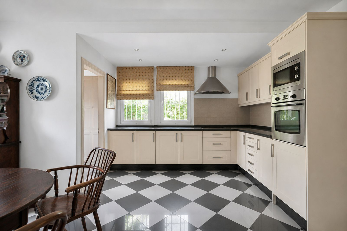 4 Bed Townhouse for sale in El Paraiso Costa Del Sol, Málaga, Spain