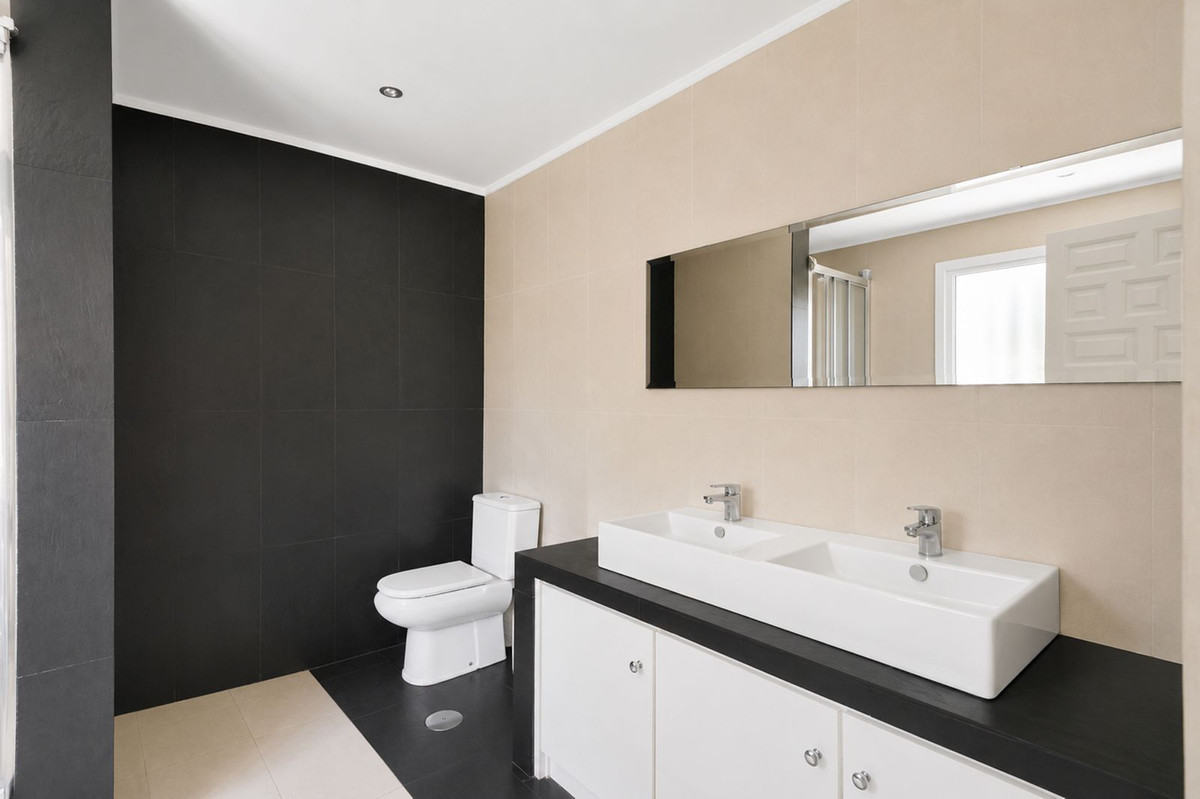 4 Bed Townhouse for sale in El Paraiso Costa Del Sol, Málaga, Spain
