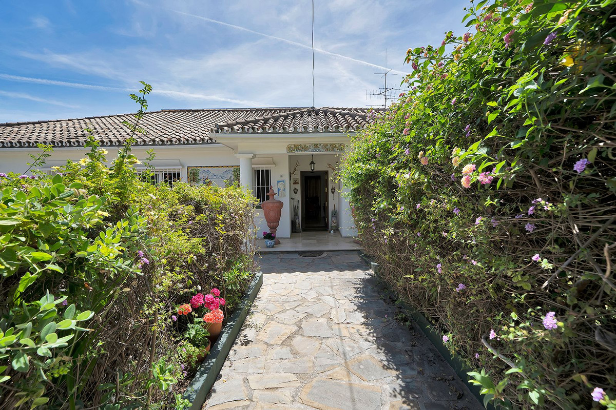 4 Bed Townhouse for sale in El Paraiso Costa Del Sol, Málaga, Spain