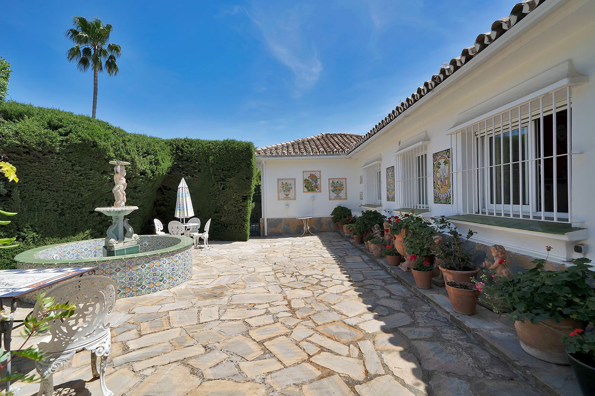 4 Bed Townhouse for sale in El Paraiso Costa Del Sol, Málaga, Spain