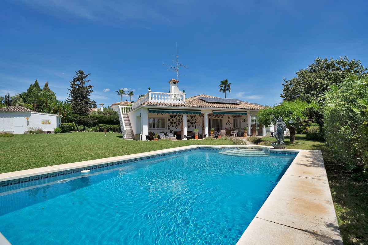 4 Bed Townhouse for sale in El Paraiso Costa Del Sol, Málaga, Spain