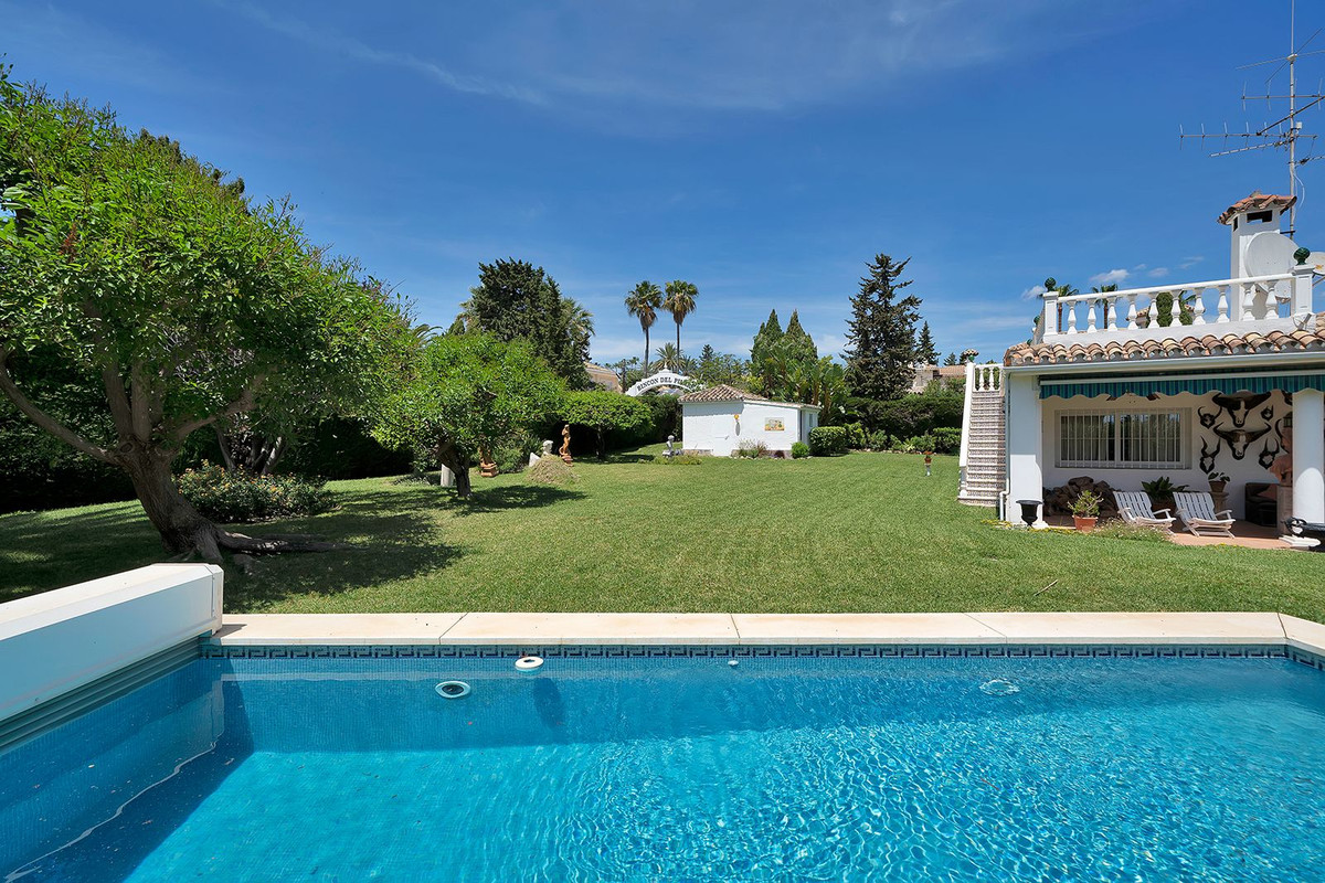 4 Bed Townhouse for sale in El Paraiso Costa Del Sol, Málaga, Spain