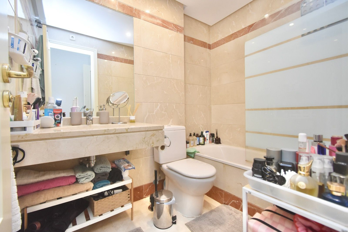 Se vende Apartamento Planta Media de 2 dormitorios en Costa Del Sol, Málaga, España