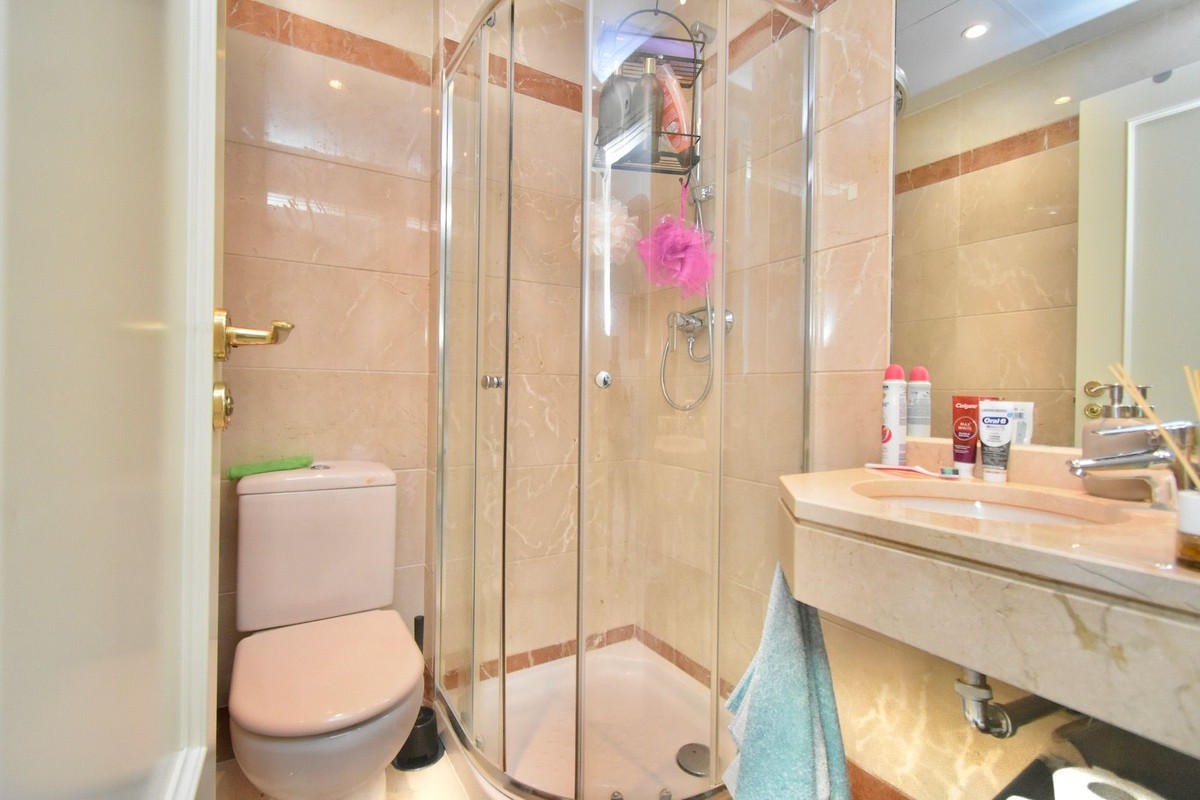 Se vende Apartamento Planta Media de 2 dormitorios en Costa Del Sol, Málaga, España