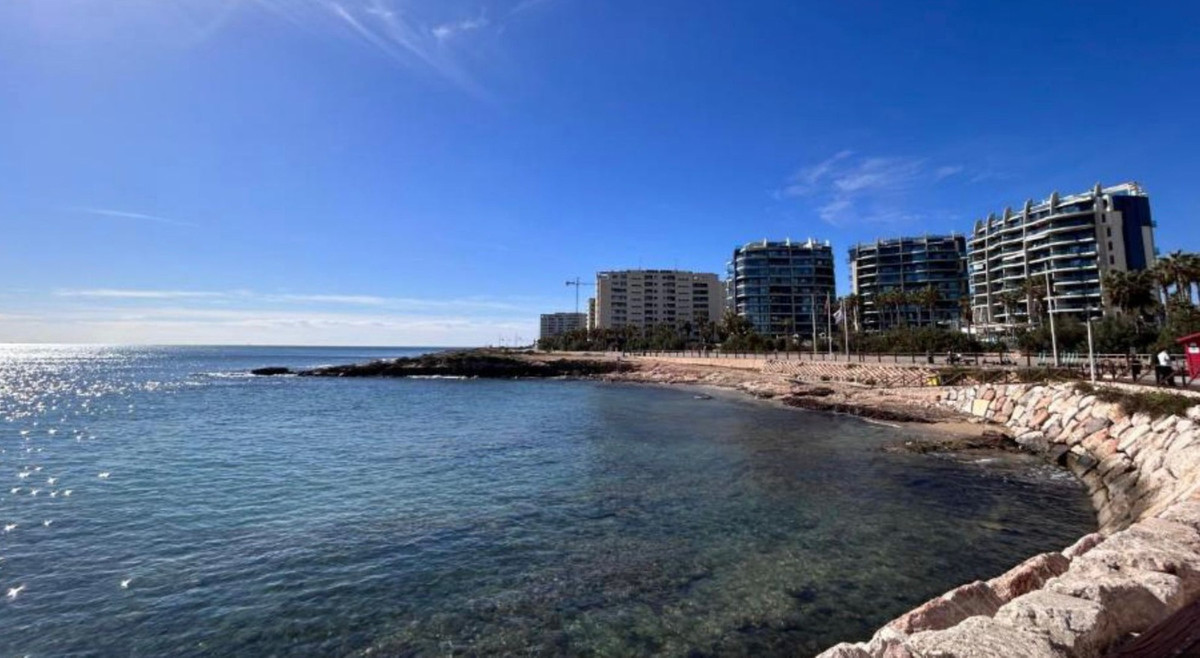 Se vende Apartamento Planta Media de 3 dormitorios en Costa Blanca, Alicante, España