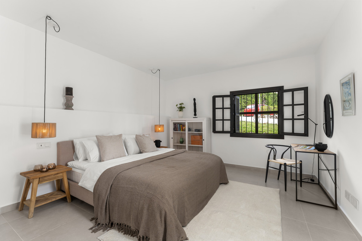 3 Bed Apartment for sale in Nueva Andalucía Costa Del Sol, Málaga, Spain