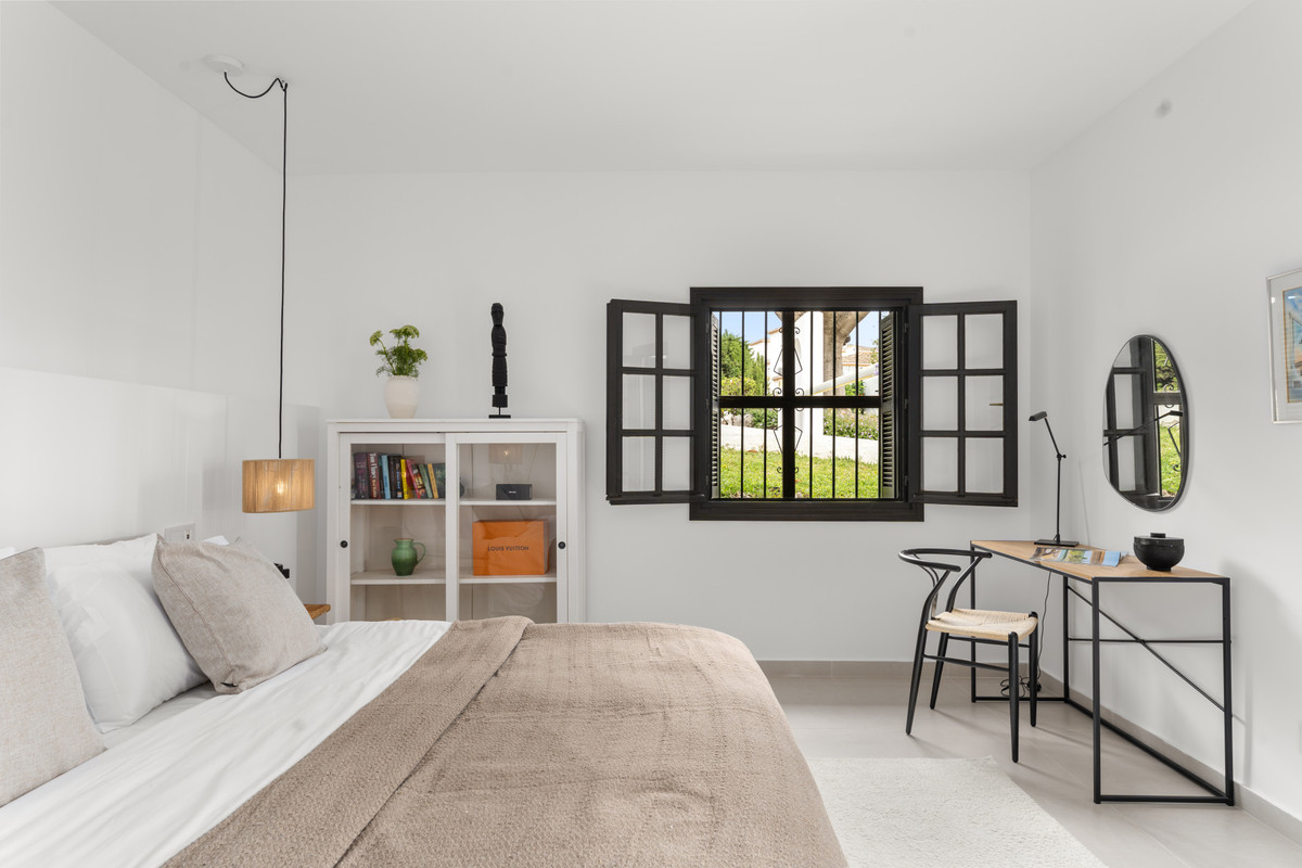 3 Bed Apartment for sale in Nueva Andalucía Costa Del Sol, Málaga, Spain