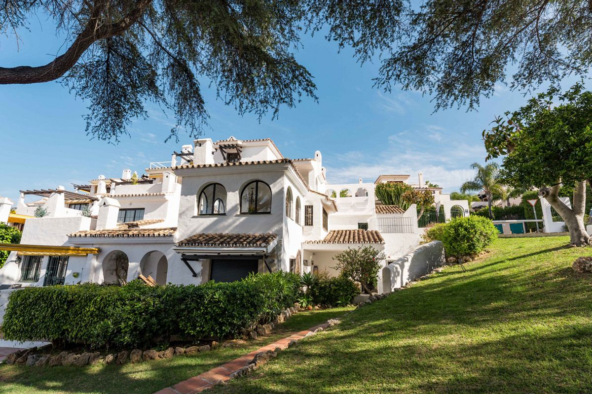 3 Bed Apartment for sale in Nueva Andalucía Costa Del Sol, Málaga, Spain