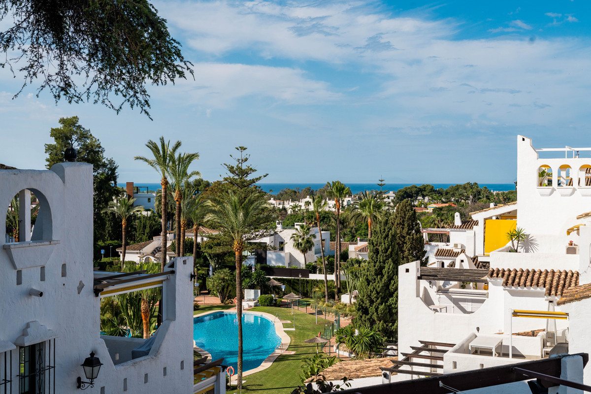 3 Bed Apartment for sale in Nueva Andalucía Costa Del Sol, Málaga, Spain