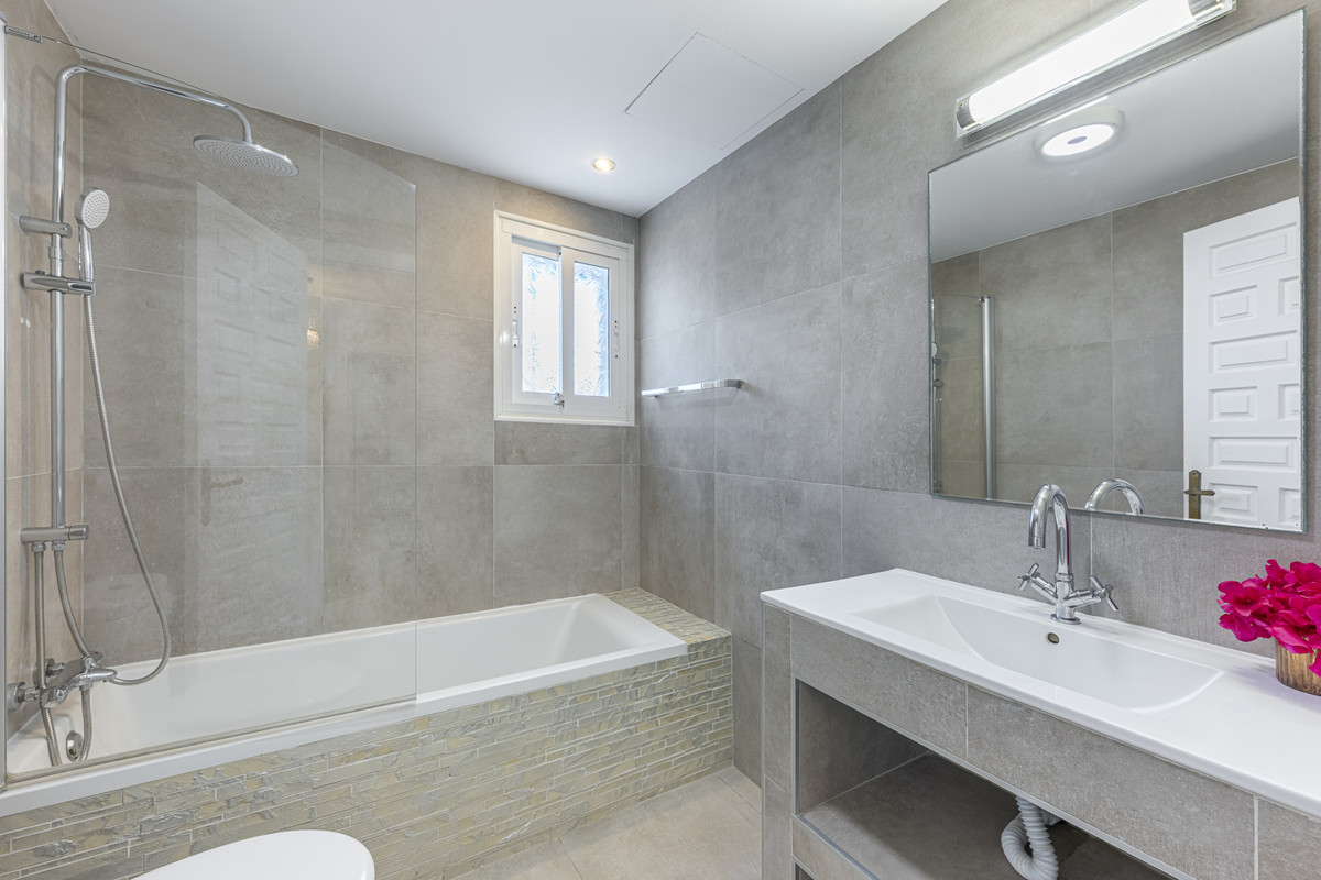 Se vende Villa - Chalet de 6 dormitorios en Costa Del Sol, Cadiz, España