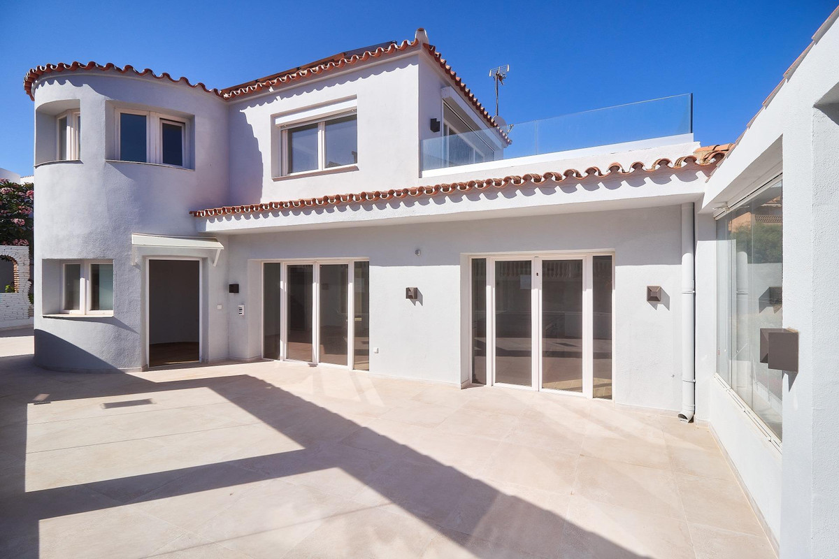 5 Bed Townhouse for sale in El Faro Costa Del Sol, Málaga, Spain