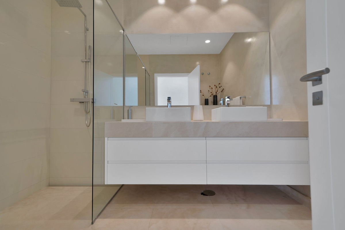 Se vende Villa - Chalet de 5 dormitorios en Costa Del Sol, Málaga, España