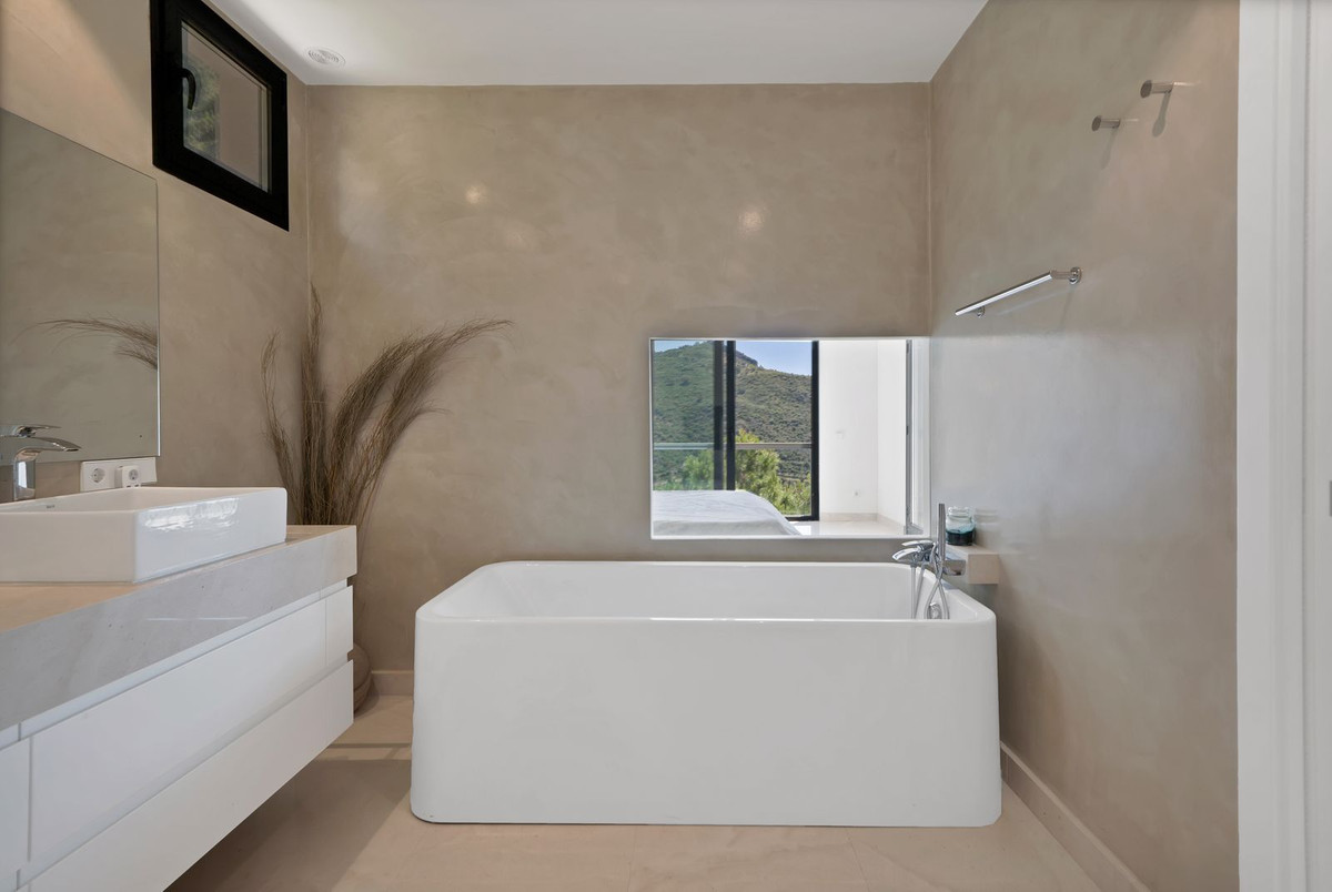Se vende Villa - Chalet de 5 dormitorios en Costa Del Sol, Málaga, España