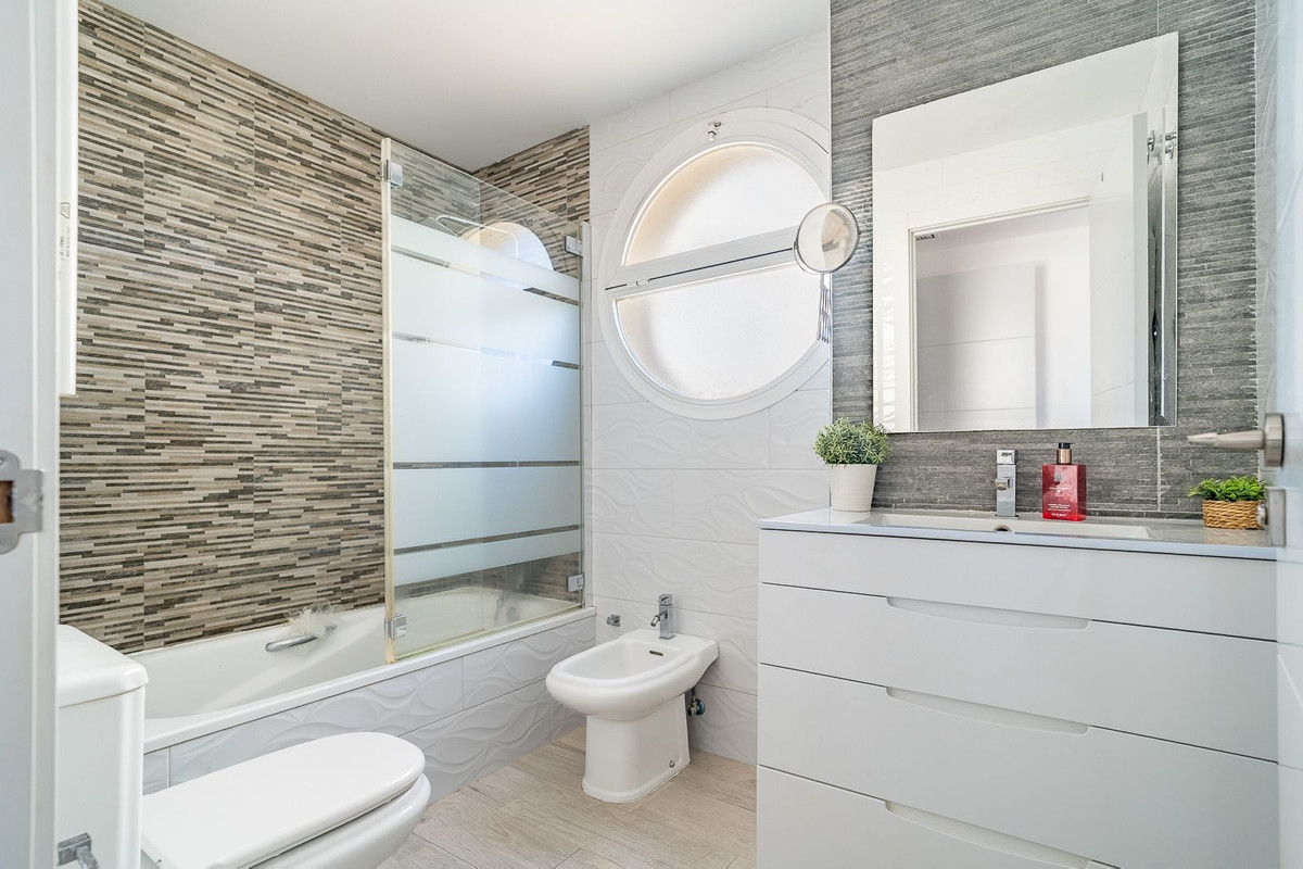Se vende Apartamento Planta Media de 3 dormitorios en Costa Del Sol, Málaga, España