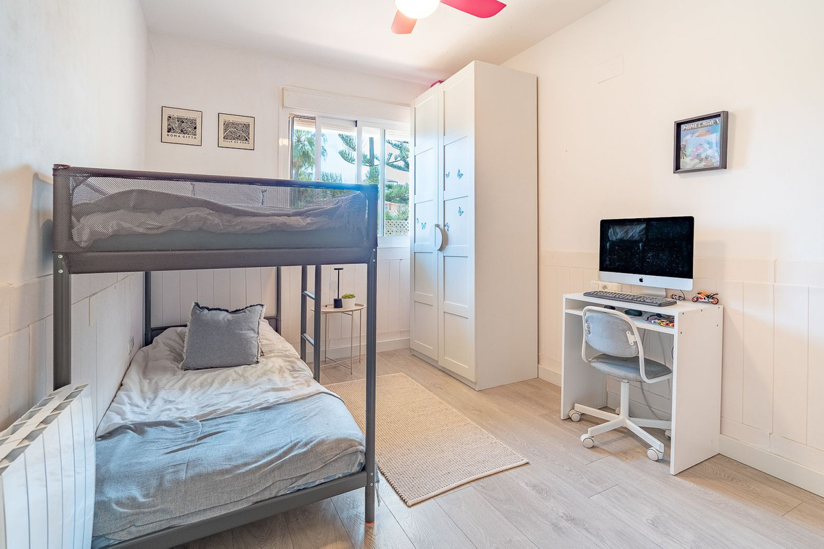 Se vende Apartamento Planta Media de 3 dormitorios en Costa Del Sol, Málaga, España