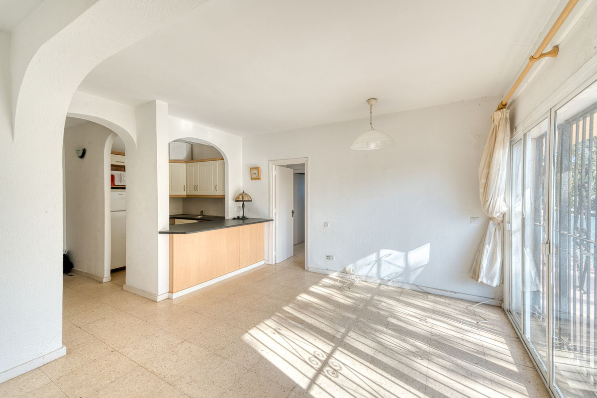 2 Bed Apartment for sale in The Golden Mile Costa Del Sol, Málaga, Spain