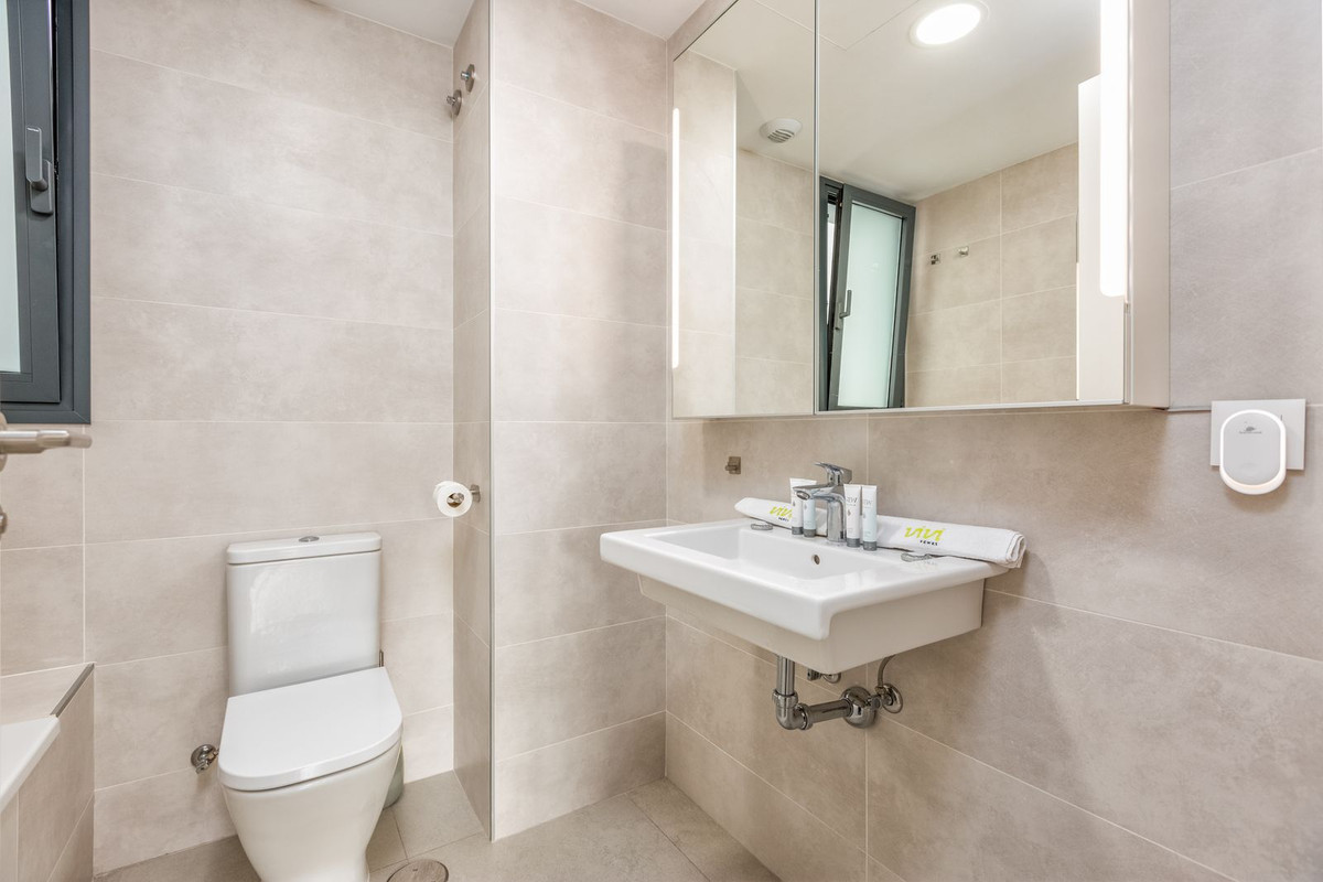 Se vende Apartamento Planta Media de 2 dormitorios en Costa Del Sol, Málaga, España
