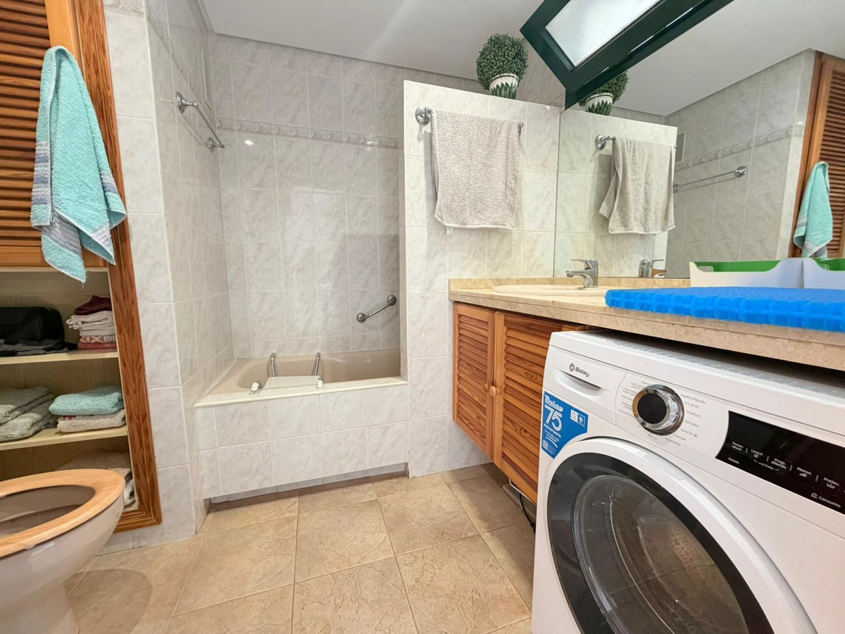 Se vende Apartamento Planta Media de 2 dormitorios en Costa Del Sol, Málaga, España
