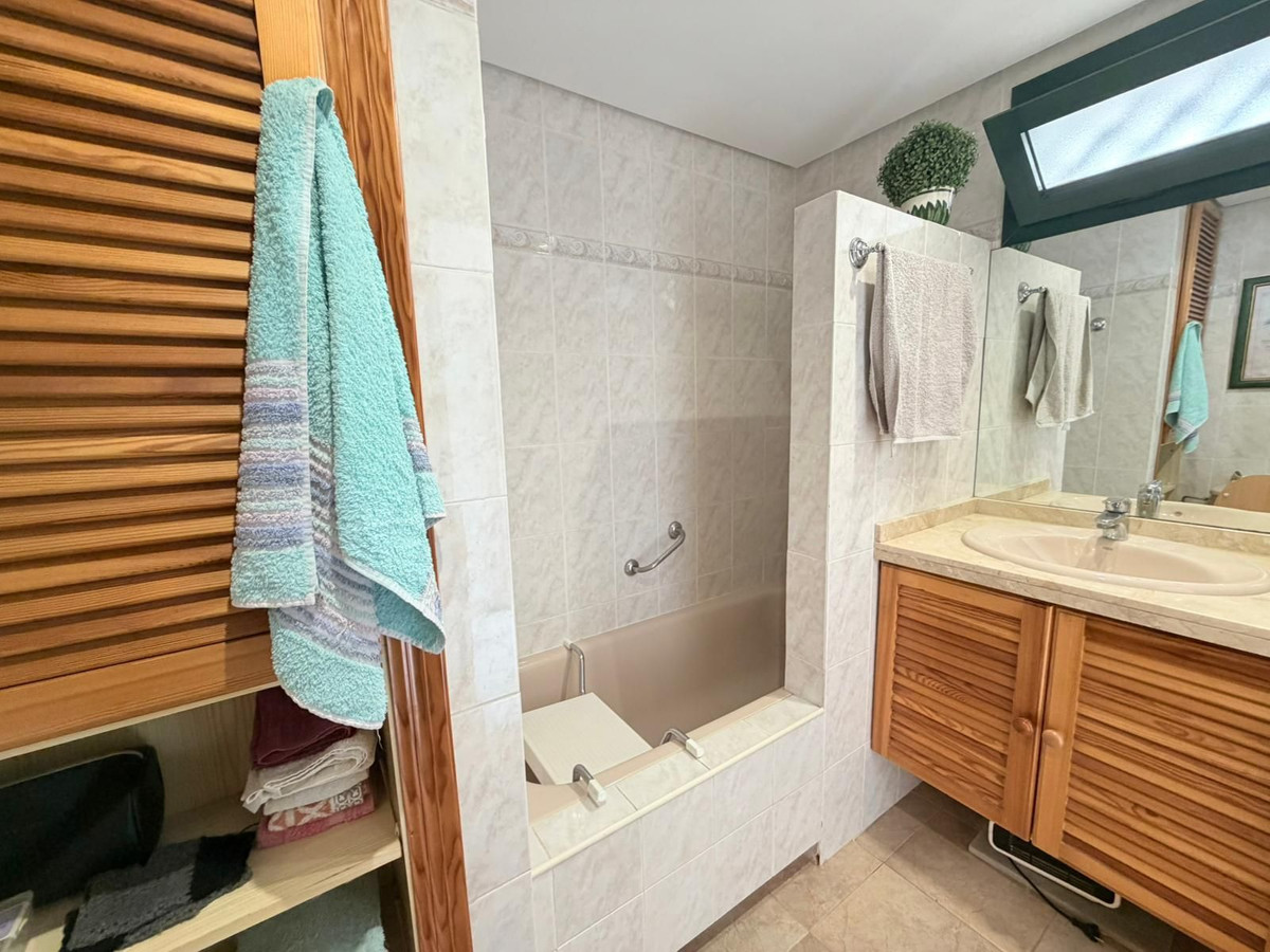 Se vende Apartamento Planta Media de 2 dormitorios en Costa Del Sol, Málaga, España