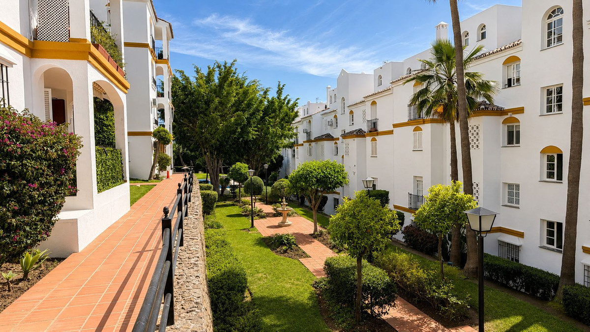 2 Bed Apartment for sale in Atalaya Costa Del Sol, Málaga, Spain